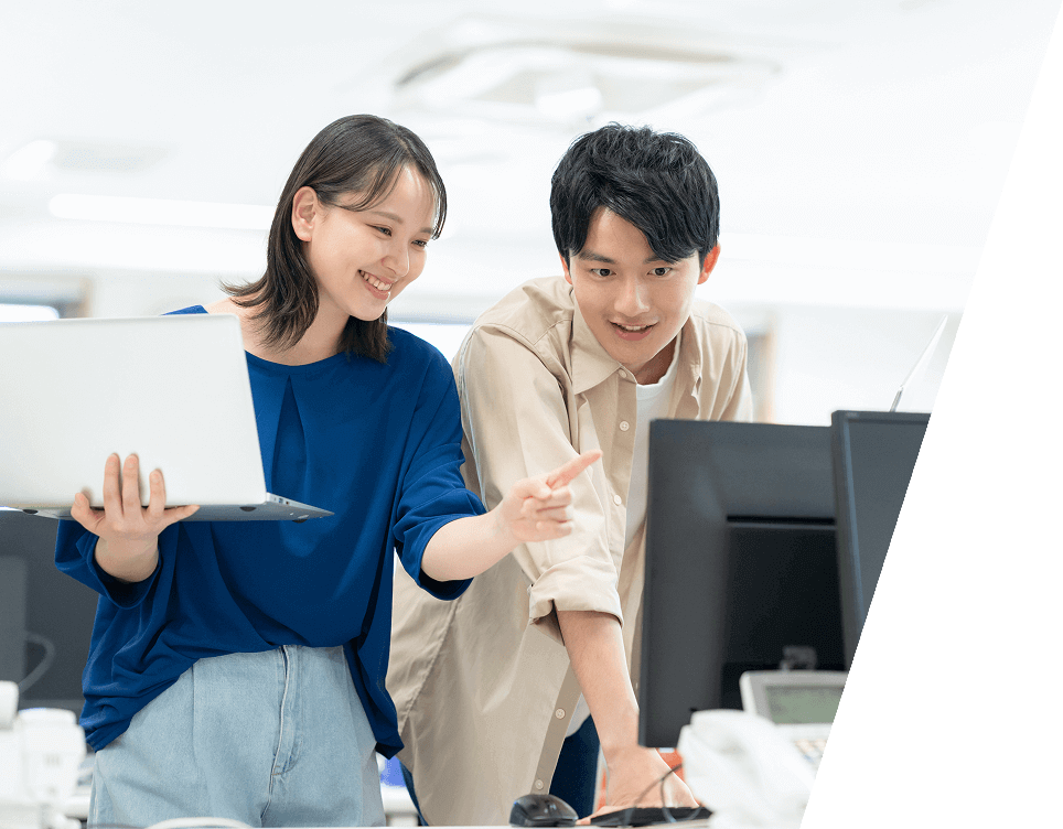 二人の男女が仕事の打ち合わせをしている様子